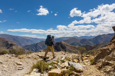 Cordillera dağlarında yürüyüşçü, Peru, Güney Amerika