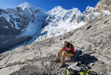 Cordillera dağlarında yürüyüşçü, Peru, Güney Amerika