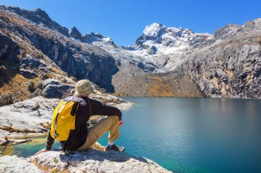 Cordillera dağlarında yürüyüşçü, Peru, Güney Amerika