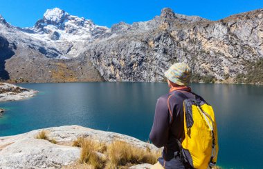 Cordillera dağlarında yürüyüşçü, Peru, Güney Amerika