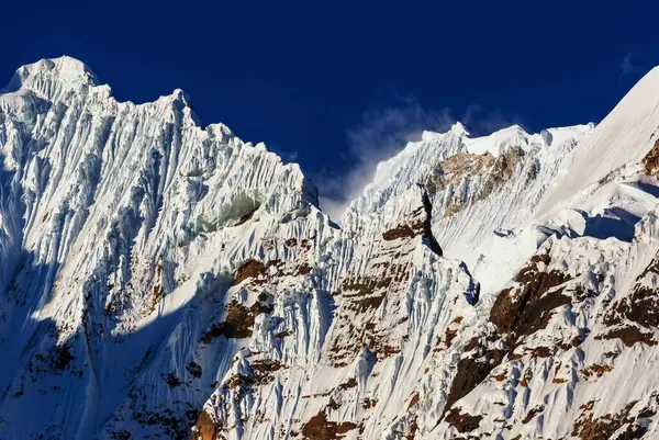 Cordillera Blanca, Peru, Güney Amerika 'daki güzel dağ manzaraları