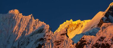 Cordillera Blanca, Peru, Güney Amerika 'daki güzel dağ manzaraları