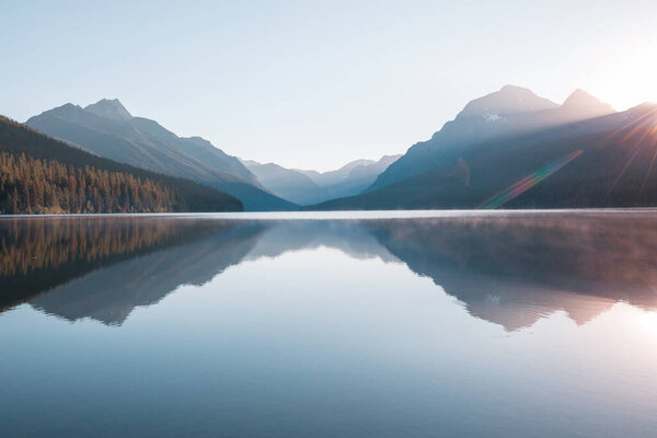 Beau Lac Bowman Avec Reflet Des Montagnes Spectaculaires Dans Parc — Photo
