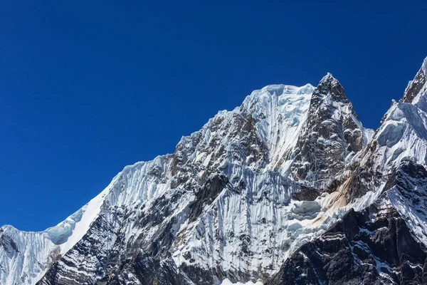 Cordillera Blanca, Peru, Güney Amerika 'daki güzel dağ manzaraları