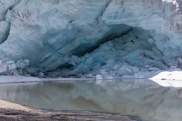 Cueva Hielo Altas Montañas Canadá —  Fotos de Stock
