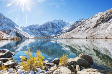 Kış erken dağlarında güzel bir doğa manzarası. Sierra Nevada manzaraları. ABD, Kaliforniya. Seyahat ve kış tatili geçmişi.