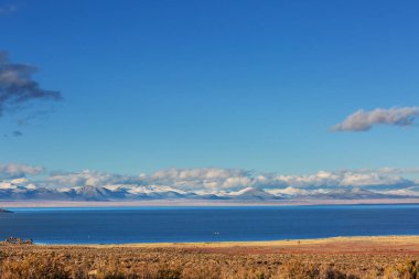 Kış erken dağlarında güzel bir doğa manzarası. Sierra Nevada manzaraları. ABD, Kaliforniya. Seyahat ve kış tatili geçmişi.