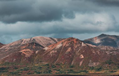 Yazın Alaska 'nın Picturesque Dağları. Kar, kütleleri, buzulları ve kayalık tepeleri kapladı. Güzel doğal arkaplan.