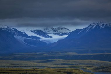 Yazın Alaska 'nın Picturesque Dağları. Kar, kütleleri, buzulları ve kayalık tepeleri kapladı. Güzel doğal arkaplan.