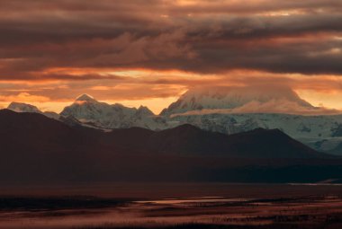 Yazın Alaska 'nın Picturesque Dağları. Kar, kütleleri, buzulları ve kayalık tepeleri kapladı. Güzel doğal arkaplan.