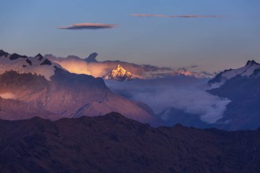 ilham verici bir sahne - Sierra Nevada dağlarında gün doğumu, Kaliforniya, ABD. Güzel doğal arkaplan