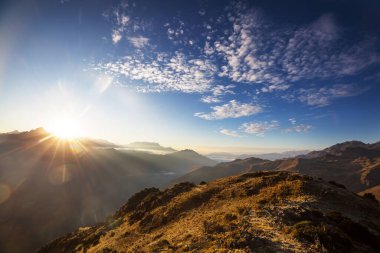 ilham verici bir sahne - Sierra Nevada dağlarında gün doğumu, Kaliforniya, ABD. Güzel doğal arkaplan