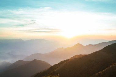 Dağlarda manzaralı günbatımı. Güzel doğal arkaplan.