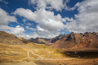 Peru 'daki Cordillera dağlarındaki manzara yolu. Seyahat arkaplanı.