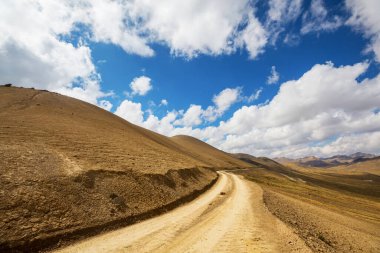 Peru 'daki Cordillera dağlarındaki manzara yolu. Seyahat arkaplanı.