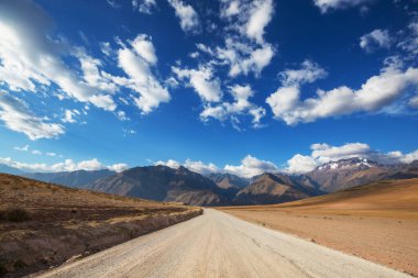 Peru 'daki Cordillera dağlarındaki manzara yolu. Seyahat arkaplanı.