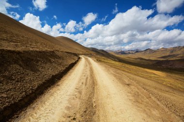 Peru 'daki Cordillera dağlarındaki manzara yolu. Seyahat arkaplanı.