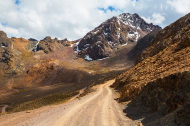 Peru 'daki Cordillera dağlarındaki manzara yolu. Seyahat arkaplanı.