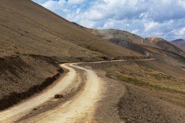 Peru 'daki Cordillera dağlarındaki manzara yolu. Seyahat arkaplanı.