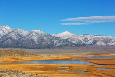 Kaliforniya, ABD 'deki Sierra Nevada dağları. Kış başları.