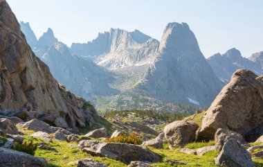 Wyoming, ABD 'deki Wind River Range' deki güzel dağ manzaraları. Yaz mevsimi.