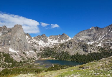 Wyoming, ABD 'deki Wind River Range' deki güzel dağ manzaraları. Yaz mevsimi.