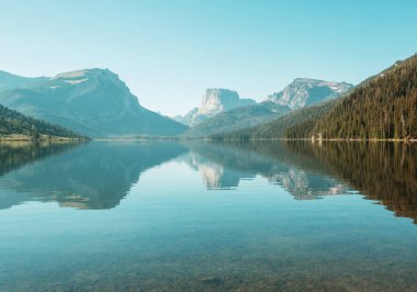 Wyoming, ABD 'deki Wind River Range' deki güzel dağ manzaraları. Yaz mevsimi.