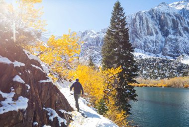 Sonbahar dağlarında yürüyüş. Sonbahar mevsimi teması.