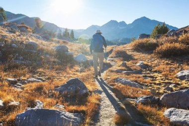 Sonbahar dağlarında yürüyüş. Sonbahar mevsimi teması.
