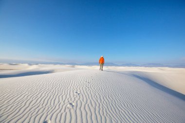 New Mexico, ABD 'deki White Sands Dunes' da yürüyüşçü.