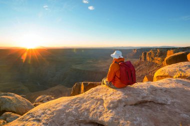 Utah dağlarında yürüyüş. Alışılmadık doğal manzaralarda yürüyüş. Fantastik kumtaşı oluşumları.