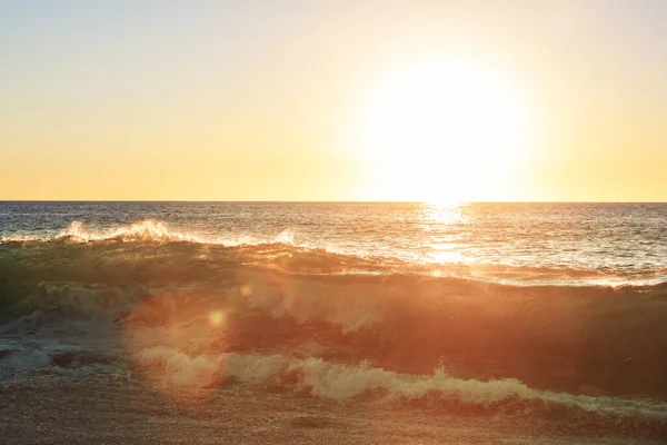 海滩上的蓝色波浪 戏剧性的自然背景 — 图库照片