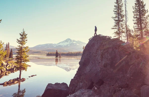 Ein Mann Ruht Sich Ruhigen See Aus Erholungsurlaub — Stockfoto