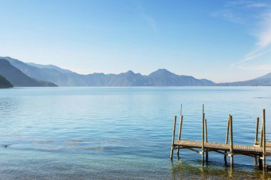 Güzel Atitlan Gölü ve Orta Amerika 'nın Guatemala dağlarında volkanlar