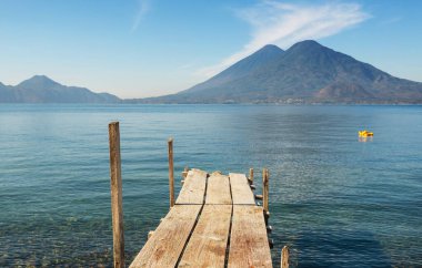 Güzel Atitlan Gölü ve Orta Amerika 'nın Guatemala dağlarında volkanlar