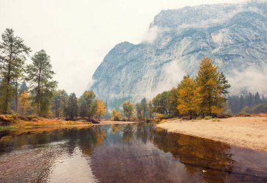 Yosemite Ulusal Parkı, Kaliforniya, ABD 'de güzel bir sonbahar sezonu