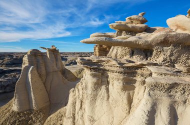 Bisti çorak arazilerindeki alışılmadık çöl manzaraları, De-na-zin vahşi doğa alanı, New Mexico, ABD