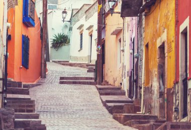 Meksika 'nın Guanajuato kasabasının renkli koloni tarzı evleri.