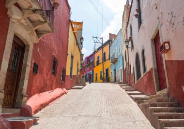 Meksika 'nın Guanajuato kasabasının renkli koloni tarzı evleri.