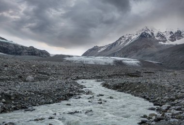 Bulutlu havada Alaska 'daki buzullar. İnanılmaz bir manzara manzarası var.