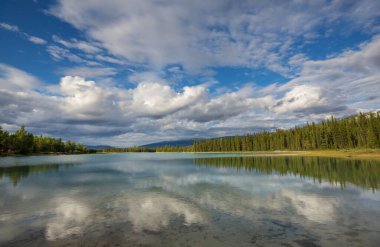 Kanada'da dağ gölü sakin sahne