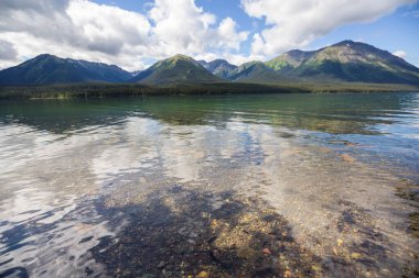 Kanada'da dağ gölü sakin sahne
