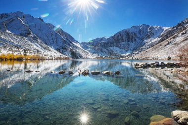 Kış erken dağlarında güzel bir doğa manzarası. Sierra Nevada manzaraları. ABD, Kaliforniya. Seyahat ve kış tatili geçmişi.