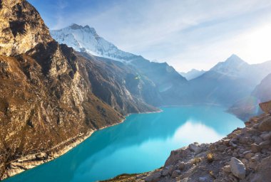 Cordillera Blanca, Peru, Güney Amerika 'daki Paron Gölü.