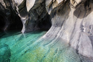 General Carrera, Patagonya, Şili gölünde alışılmadık mermer mağaraları. Carretera Austral seyahat.