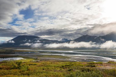 Yazın Alaska 'nın Picturesque Dağları. Kar, kütleleri, buzulları ve kayalık tepeleri kapladı. Güzel doğal arkaplan.