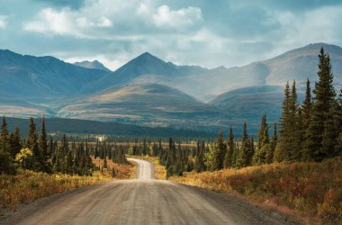 Alaska, ABD 'de manzara otoyolu. Dramatik manzara bulutları