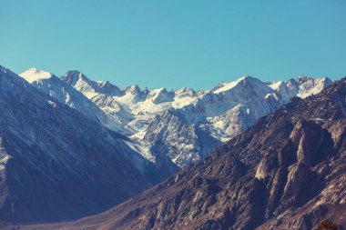Kaliforniya, ABD 'deki Sierra Nevada dağları. Kış başları.