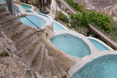 Meksika 'da alışılmadık termal havuzlar Las Grutas De Tolantongo