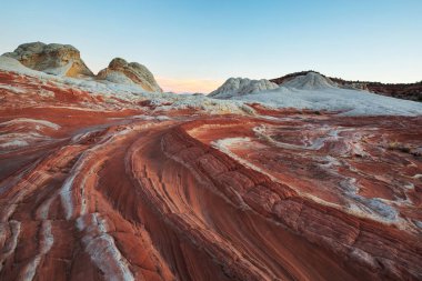 Vermilion Cliffs Ulusal Anıtı. Gün doğumunda manzara manzarası. Alışılmadık dağ manzarası. Güzel doğal arkaplan.